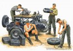 1:35 German Motorcycle Repair Crew