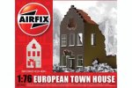 1:76 European town house